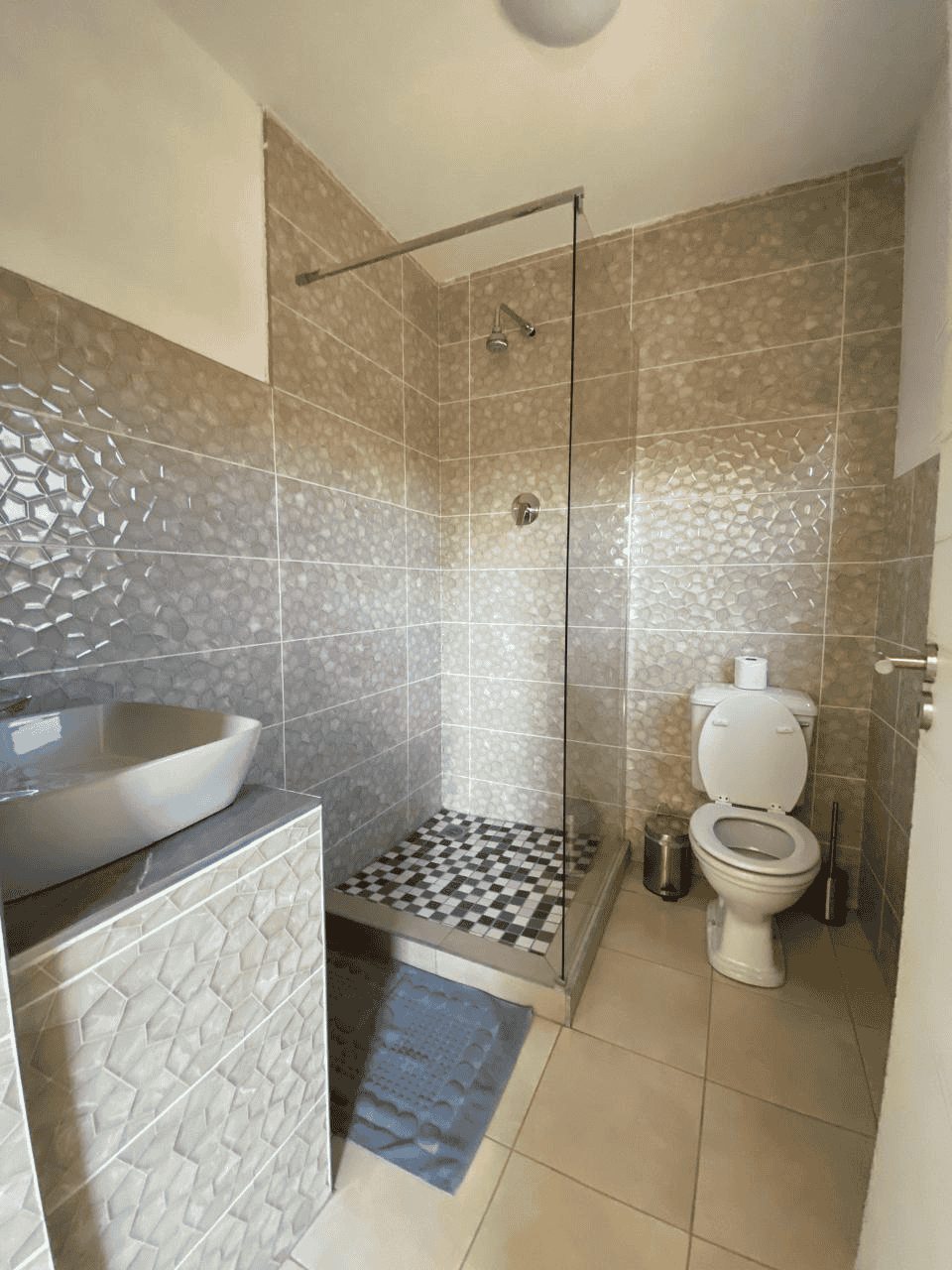 Triple Room — desk and entertainment area