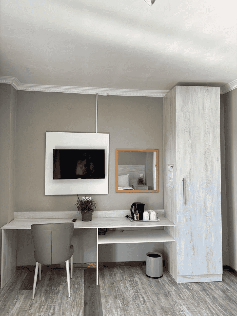 Single Room — king bed with elegant decor